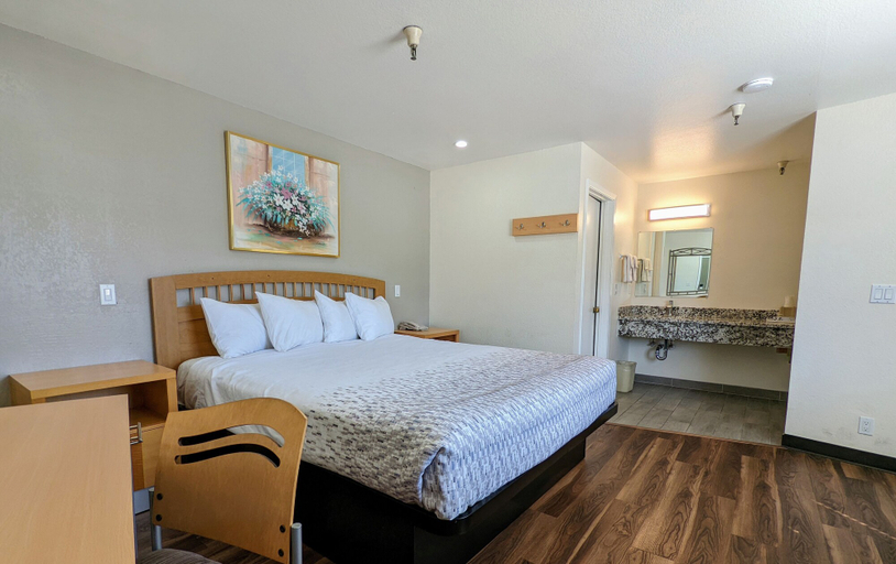 Bedroom 4, Royal Inn, San Mateo