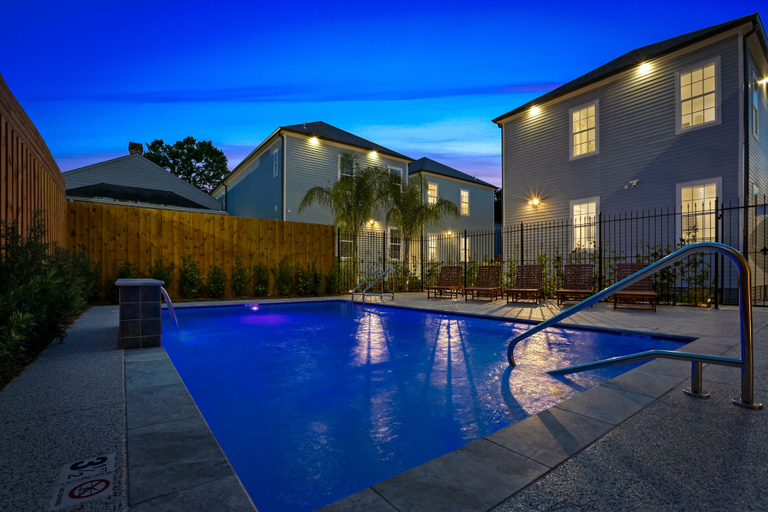 Sport & Beauty 4, Chic 4 BR Condo - Large Pool - Perfect Location, Orleans