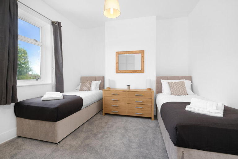 Bedroom 2, Heathrow Living Stanwell Serviced House, Surrey