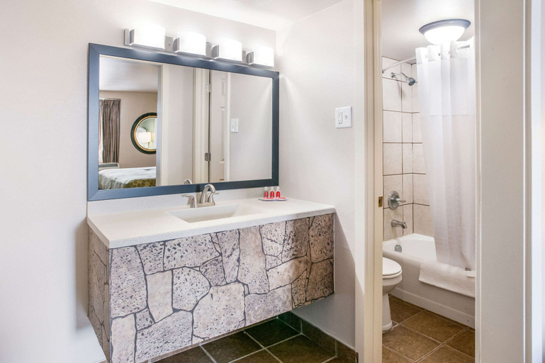 Bathroom 5, Suburban Studios Neenah-Appleton, Winnebago