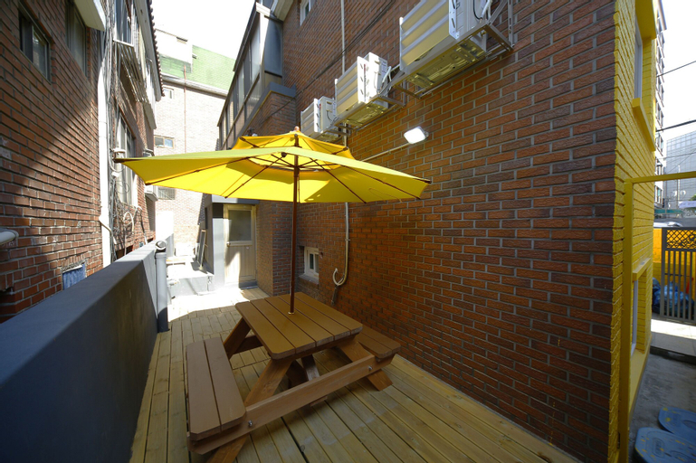 Exterior & Views 11