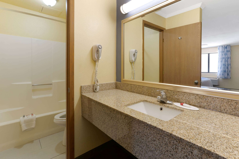 Bathroom 5, Days Inn by Wyndham Alamogordo/White Sands, Otero