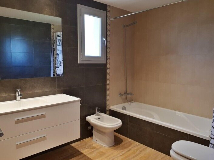 Bathroom 4, Chalet con piscina y vistas a 10min de la playa de Blanes, Girona