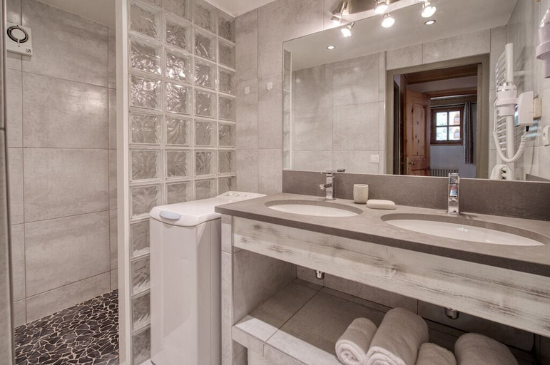Bathroom 5, Appartement Petite Charline, Savoie