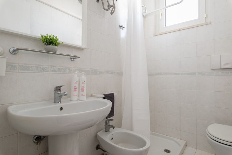 Bathroom 3, White Sea Villas by Wonderful Italy, Brindisi