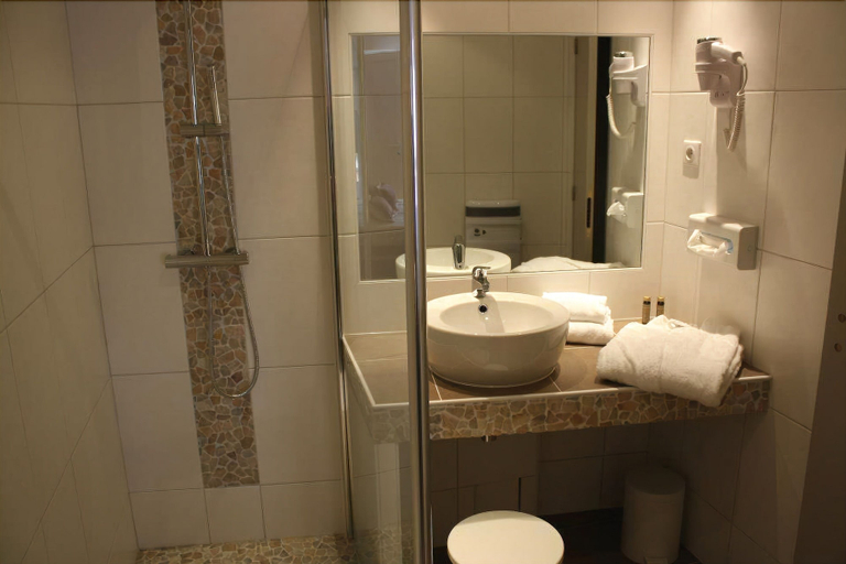 Bathroom 5, Brit Hotel Bristol Montbéliard, Doubs