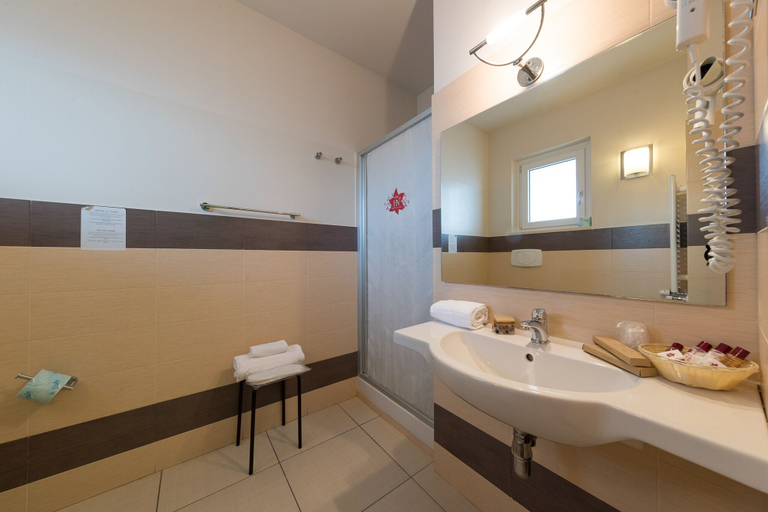 Bathroom 4, Hotel la Ninfea, Pescara