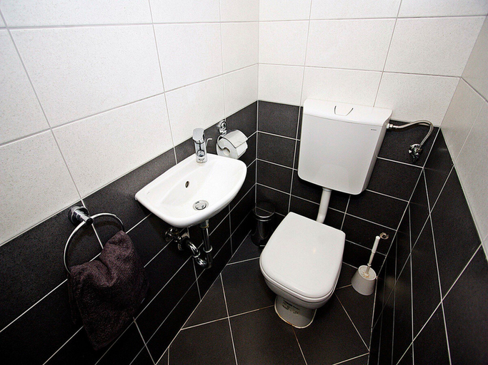 Bathroom 2, Apartments Tomy, Sutivan