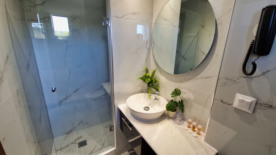 Bathroom 5, Sarantis Hotel, Central Macedonia