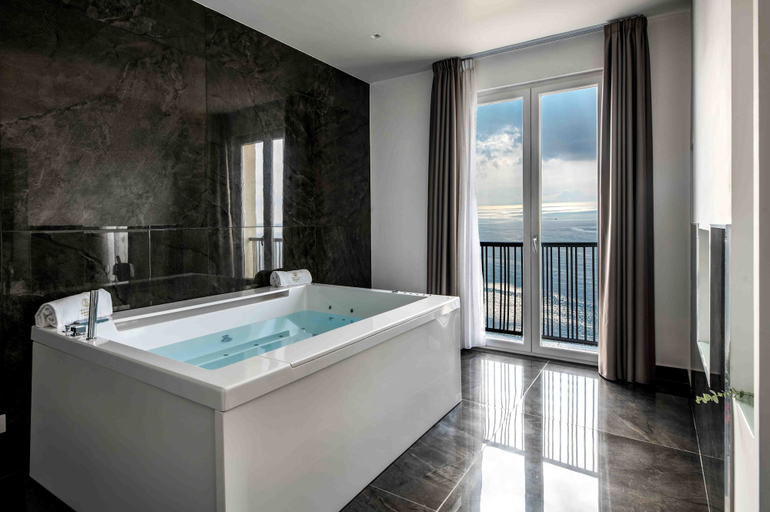 Bathroom 5, Grand Hotel Serapide, Napoli