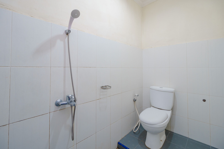 Bathroom 2, RedDoorz near Danau Toba Parapat, Simalungun