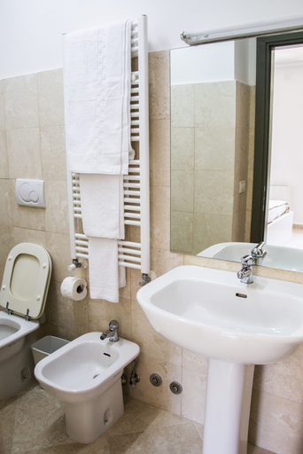 Bathroom 4, Sunrise Guest House, Latina