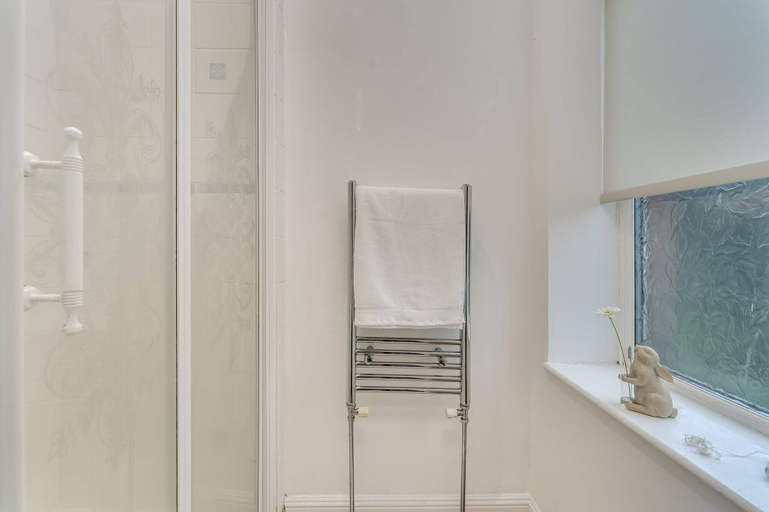 Bathroom 3, Garden Flat - Stylish - Modern Flat - Near Balloch, West Dunbartonshire