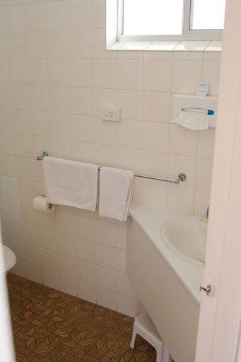 Bathroom 4, Buckaroo Motor Inn, Warwick - Central