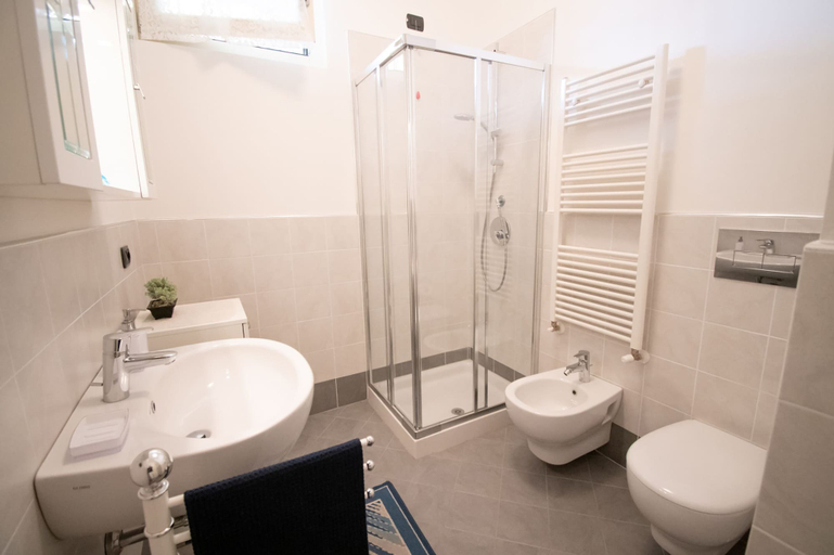 Bathroom 4, Central Suite Moniga, Brescia