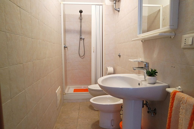 Bathroom 4, Bella Mbriana Apartments, Salerno