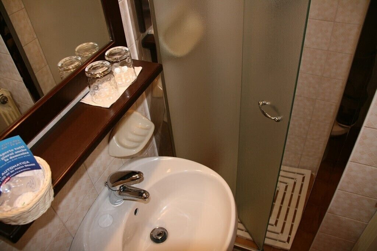 Bathroom 4, Meublé Il Riccio, Siena