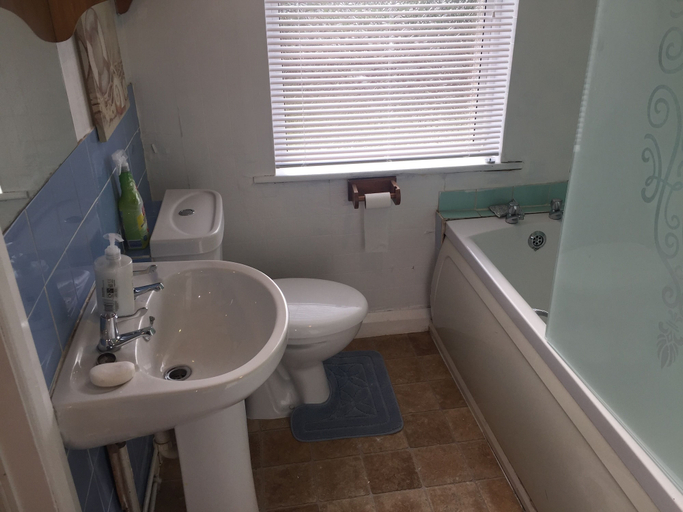 Bathroom 3, Worcester Town Centre Home & Garden, Worcestershire