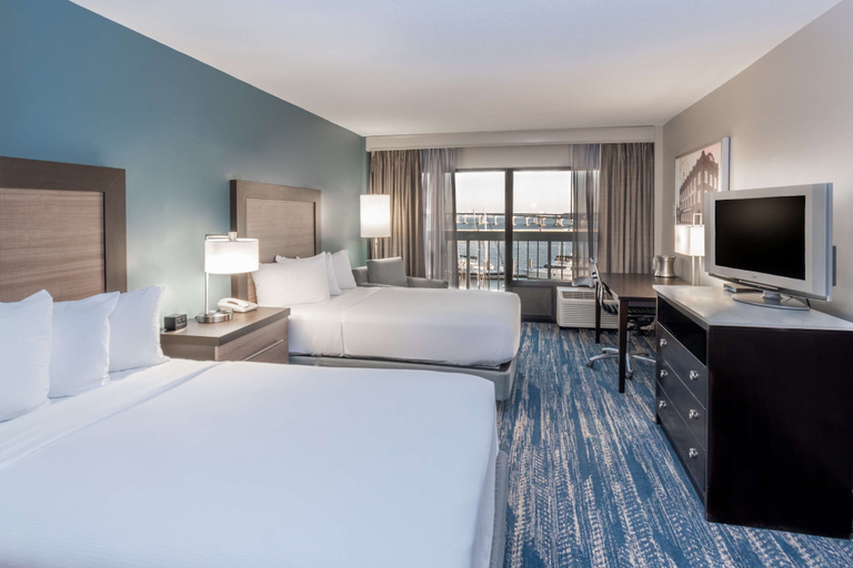 Bedroom 4, DoubleTree by Hilton New Bern Riverfront, Craven
