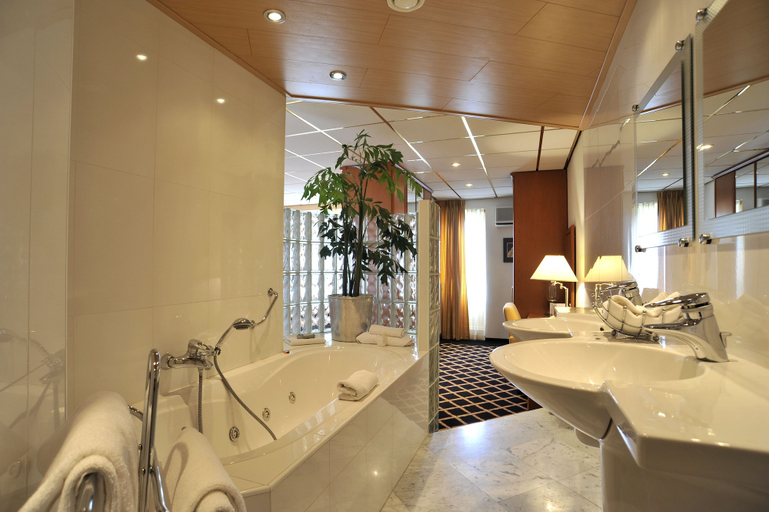Bathroom 3, City Hotel Bergen op Zoom, Bergen op Zoom