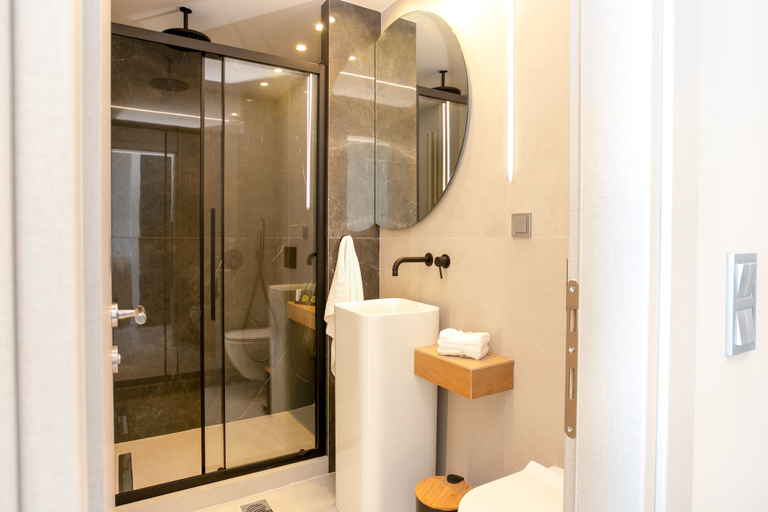 Bathroom 5, Sea & the City, Central Macedonia