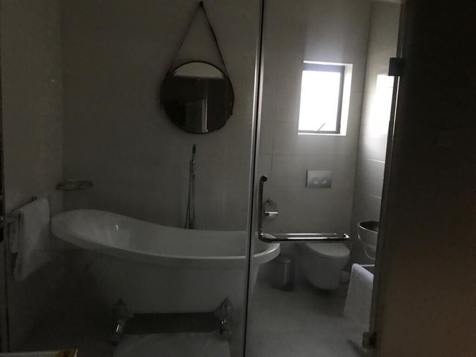 Bathroom 3, Luxlusive Guest House, Gaborone