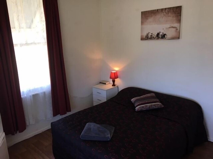 Bedroom 3, Roma Motel, Roma