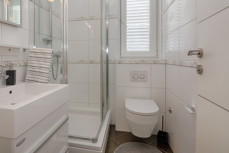 Bathroom 4, Apartments Basic, Vir
