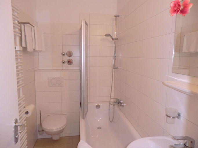Bathroom 5, Hotel Pension Haydn, München