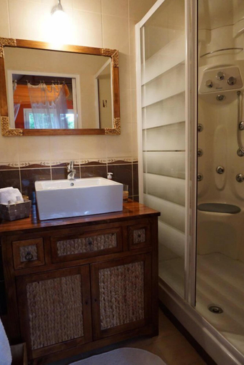 Bathroom 5, Les Centauris, Côtes-d'Armor