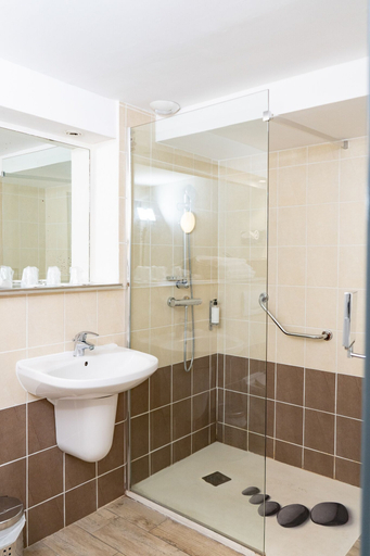 Bathroom, Hotel Phoebus Garden & Spa, Aude