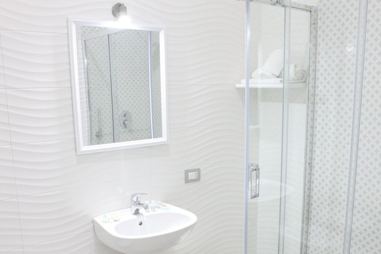 Bathroom 4, Hotel Casablanca, Napoli