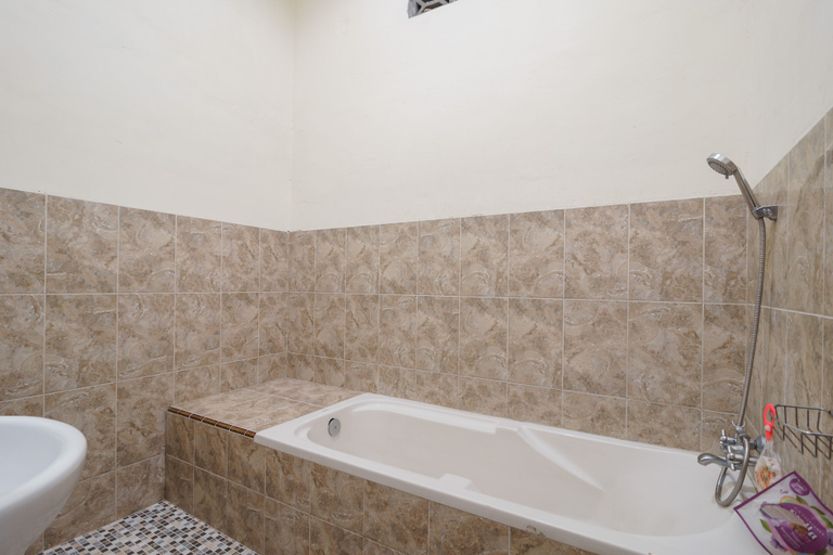 Bathroom 4, RedDoorz near Danau Toba Parapat, Simalungun