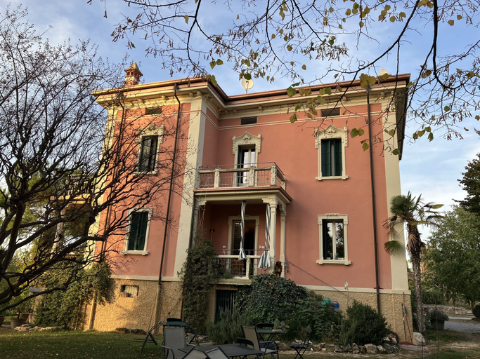 Exterior & Views, B&B La familia sul Garda, Verona
