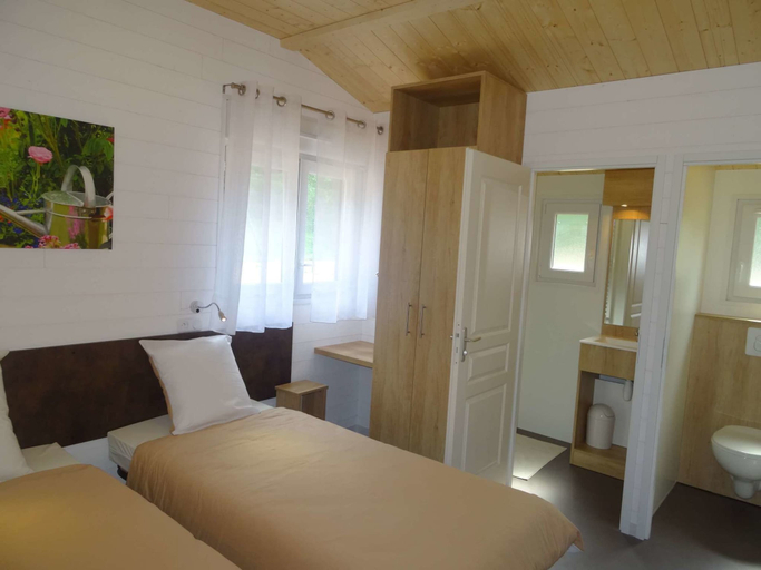 Bedroom 3, Camping Le Val de Landrouet, Côtes-d'Armor
