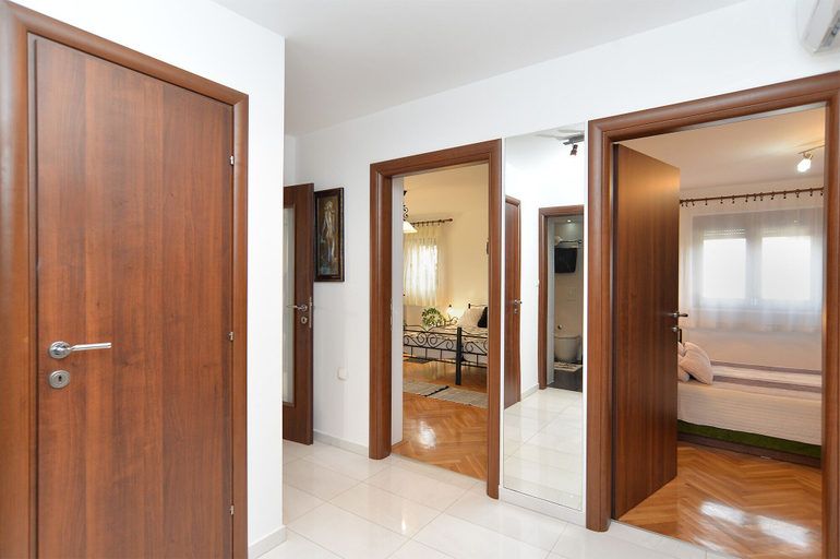 Others 4, Apartment 1986, Pula
