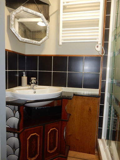 Bathroom 3, La Petite Annick, Gironde
