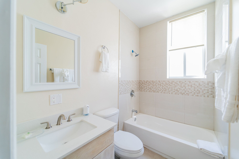 Bathroom 4, Le Bleu Bed and Breakfast