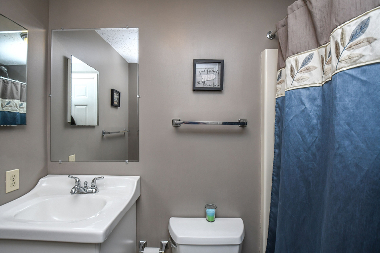 Bathroom 3, Ski Harbor 40, Garrett