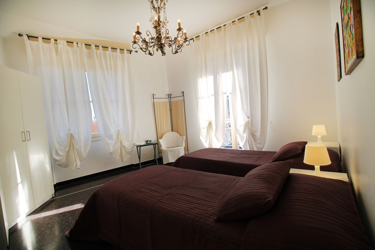 Room 3, House Bella, Genova