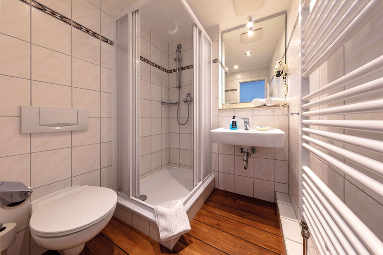Bathroom 5, Hotel Deutsche Flagge, Vorpommern-Rügen