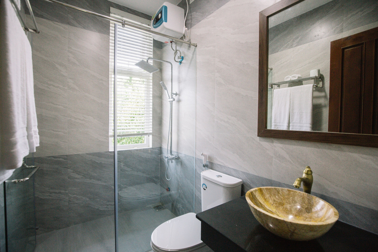 Bathroom 3, Van's Serene Garden Homestay, Huế