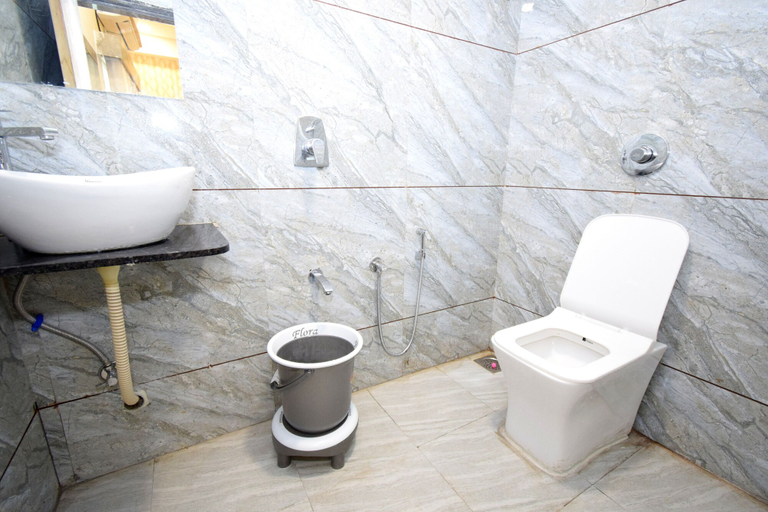 Bathroom 2, Hotel A1 Vastrapur, Ahmadabad