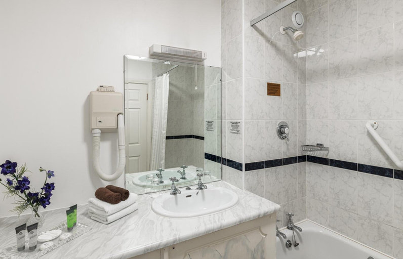 Bathroom 4, Earls Court House Hotel
