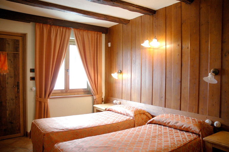 Bedroom 2, B&B Le Village, Aosta