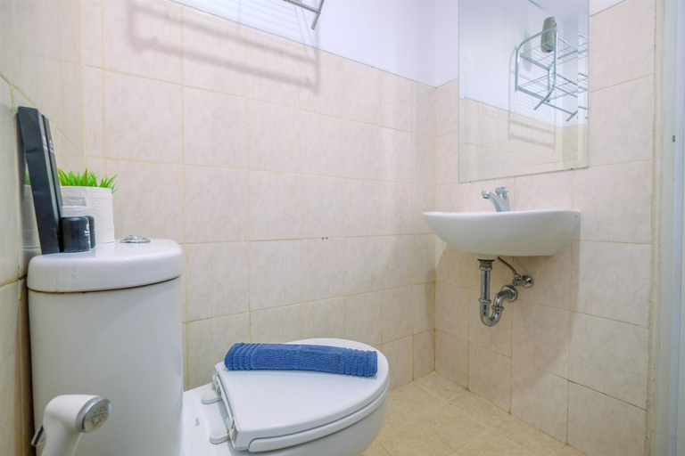 Bathroom 5, Warm and Cozy Studio Park View Condominium Apartment By Travelio, Depok