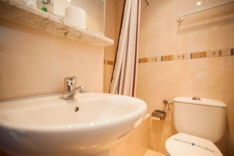 Bathroom 5, Pensión Carrera, Madrid