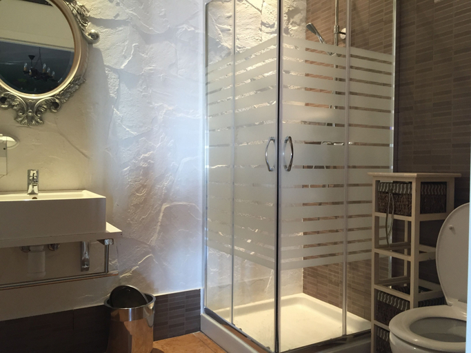 Bathroom 5, LUX Beach House Barcelona with Pool & Hot Tub, Beach Access, Barcelona