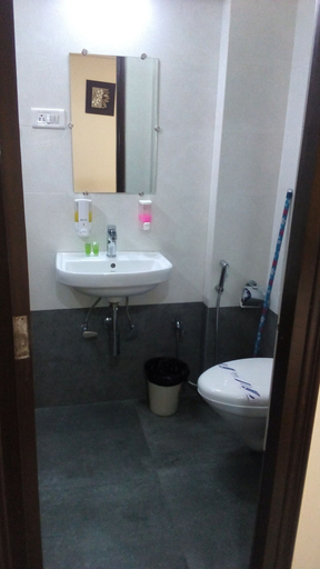 Bathroom 4, Oritel Service Apartments, Mumbai Suburban