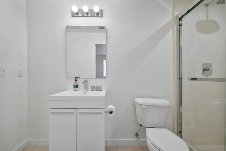 Bathroom 3, Miami Suite 101, Miami-Dade